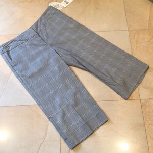 Capri pants in grey white